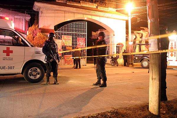 Policías resguardan la zona de la detonación.