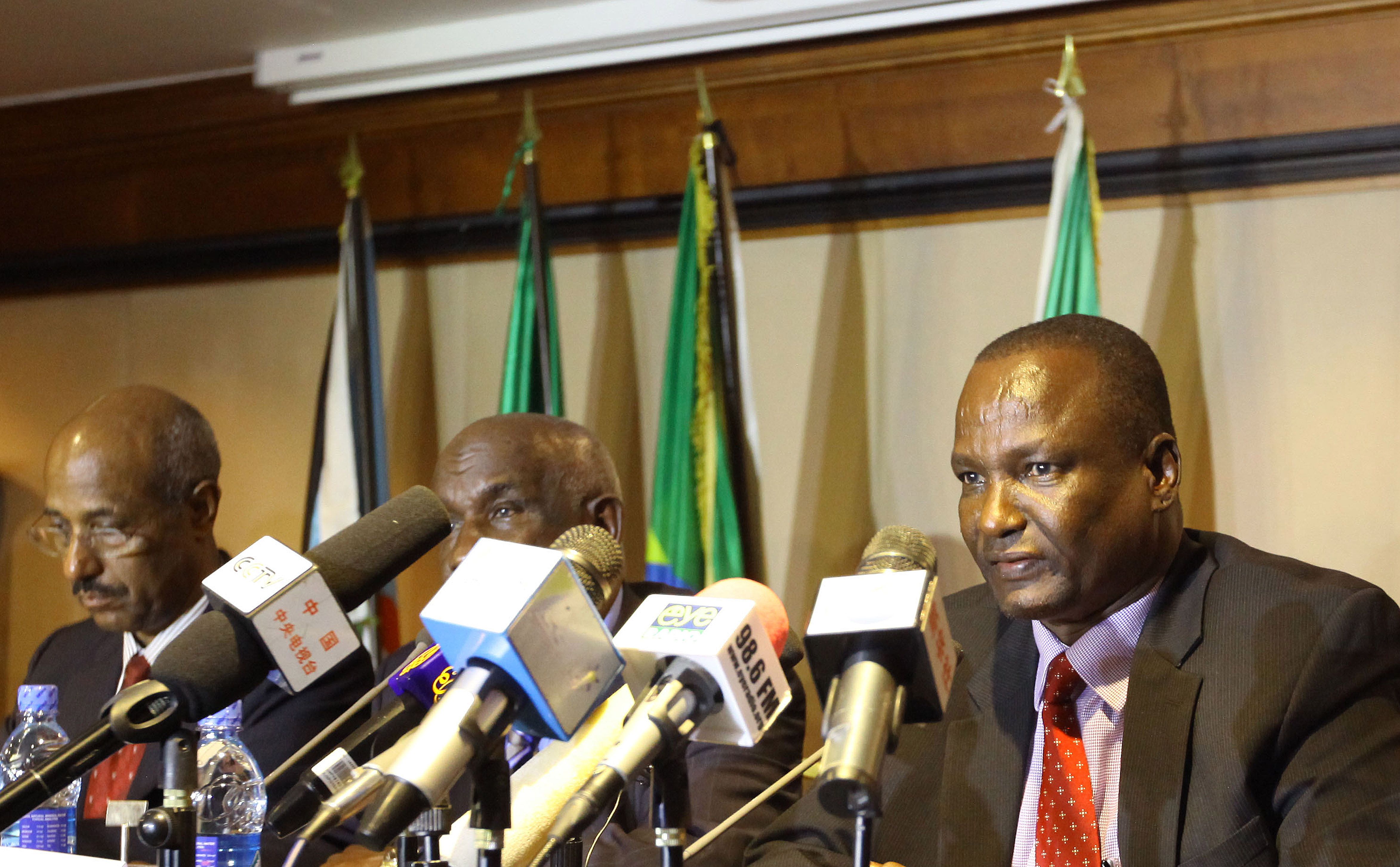 Taban Deng (d), líder de la delegación rebelde, con enviados del gobierno de Sudán del Sur, en Adis Abeba