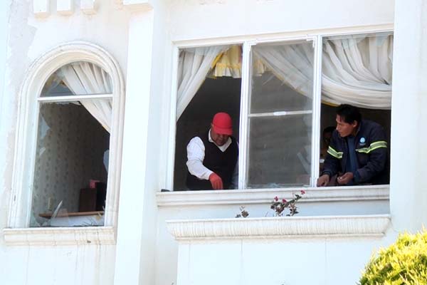 El atentado causó daños en diez casas a la redonda.