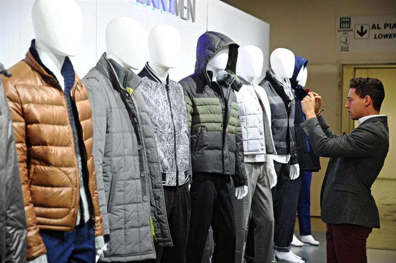 Cazadoras y abrigos expuestos en el evento de moda masculina Pitti Immagine Uomo 85