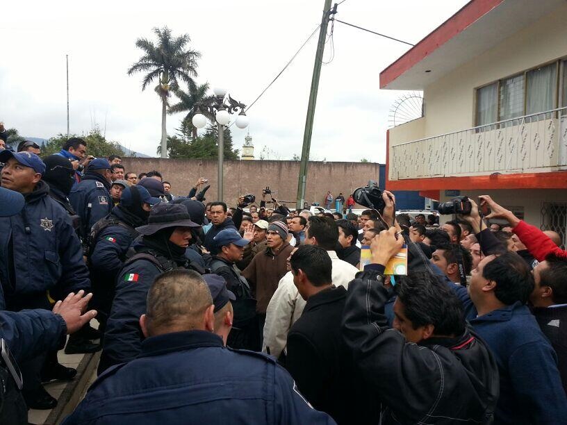 Los obreros se enfrentaron con la policía por los lugares