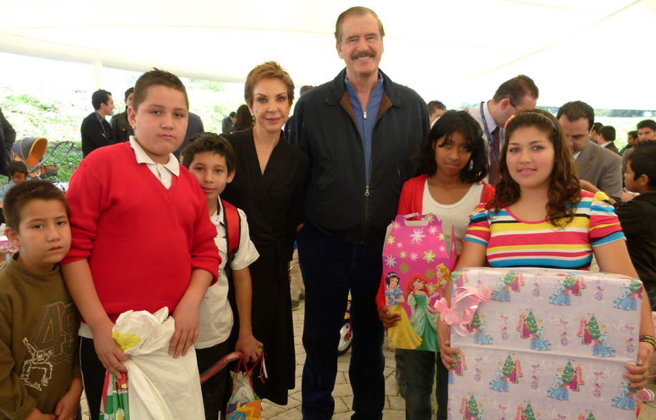Marta Sahagún y Vicente Fox encabezaron la entrega de juguetes.