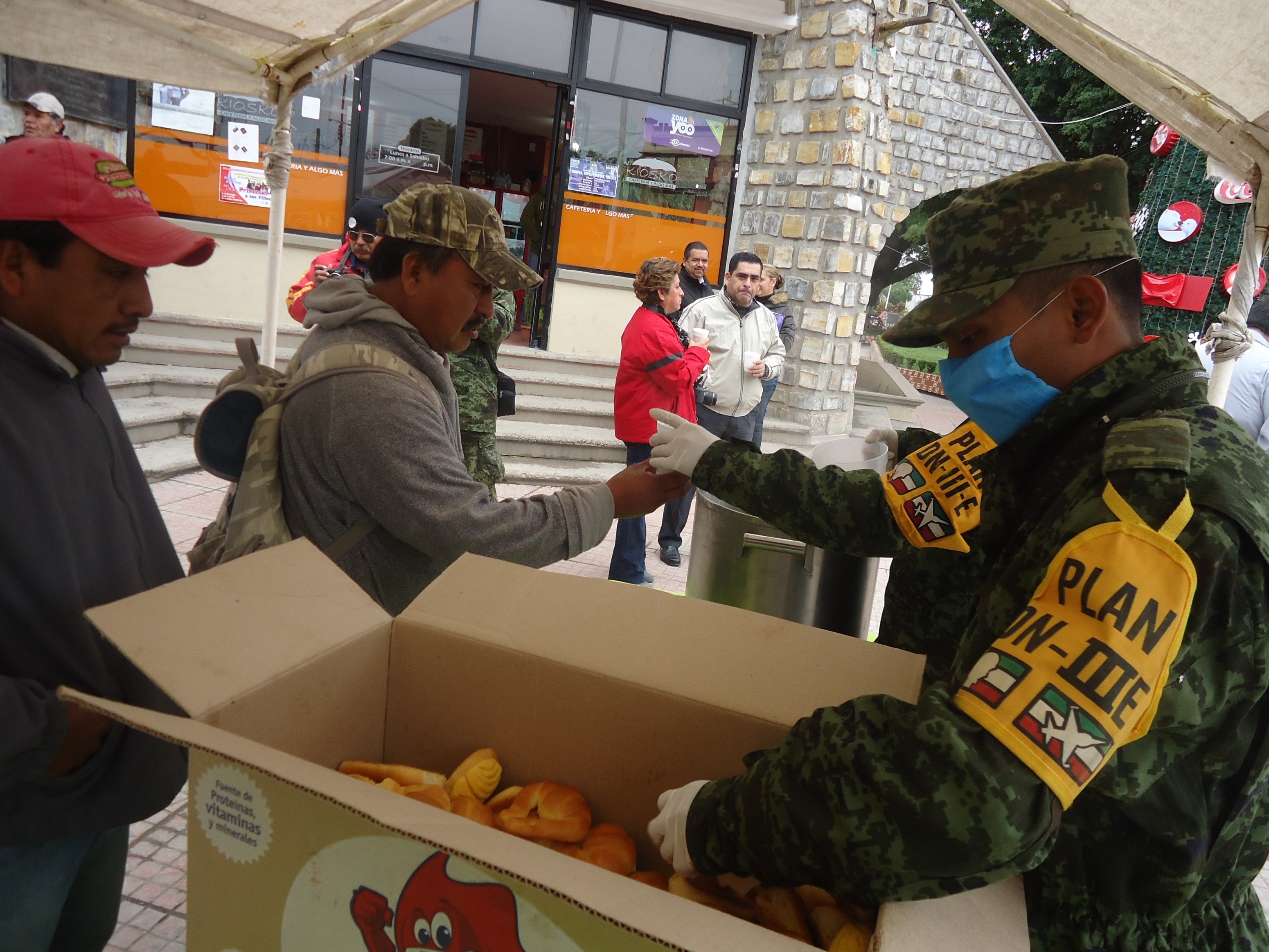 En módulos itinerantes, militares regalan pan y café.