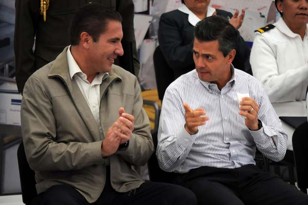 Rafael Moreno Valle y Enrique Peña Nieto en Acatlán.