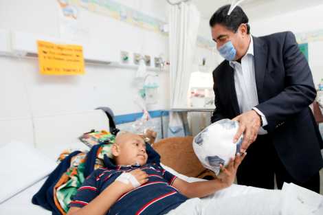 Ramiro Hernández también entregó juguetes en el hospital Fran Antonio Alcalde.