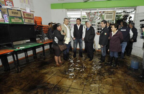 El titular de Segob, Miguel Ángel Osorio Chong, en una primaria inundada en la ranchería Río Viejo