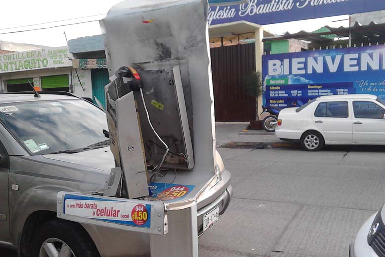 Caseta telefónica El Chamizal, destruida por una detonación.