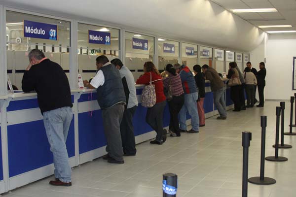 Contribuyentes en las instalaciones del SAT.