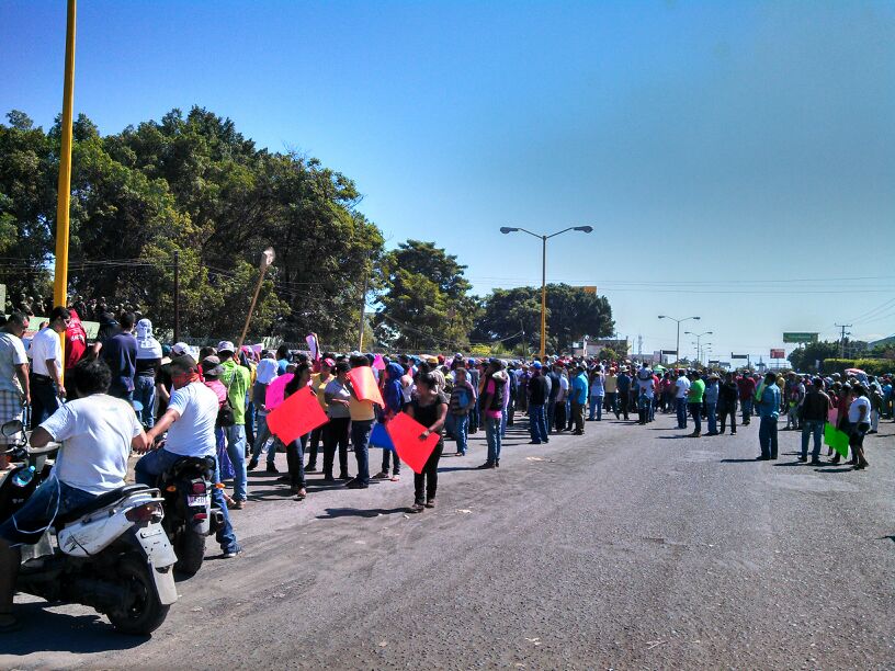 De nueva cuenta, manifestantes tomaron la carretera Cuatro Caminos- Apatzingán