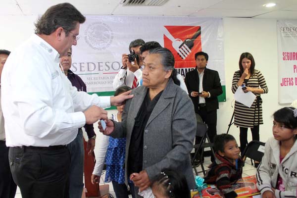 Entrega de afiliaciones al programa “Seguro de Vida para Jefas de Familia”.