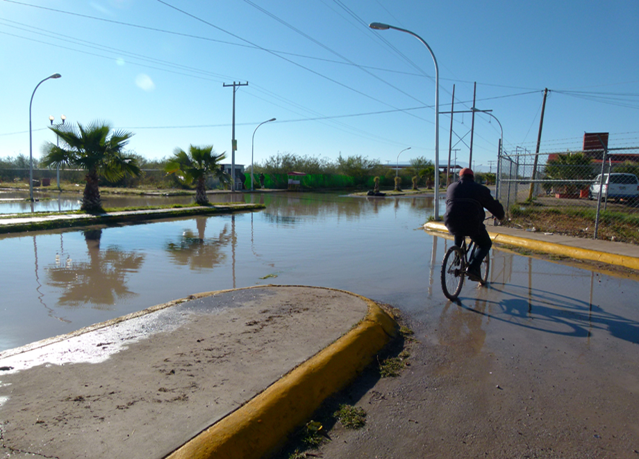 Habitantes señalan que el agua dura estancada hasta dos semanas. 