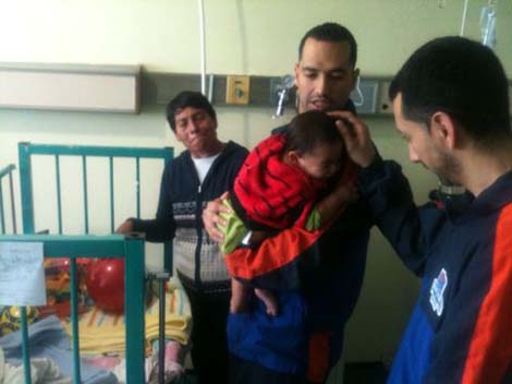Huracanes visitan a niños enfermos del hospital Canseco