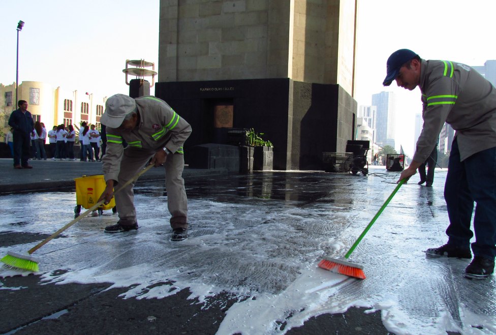Las labores de limpieza también se realizaron en la parte baja del Monumento a la Revolución.