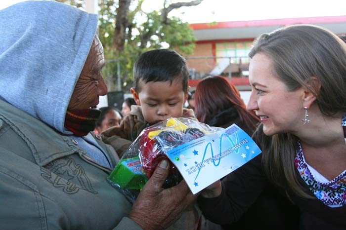 Mil 500 menores reciben regalo de Reyes Magos.