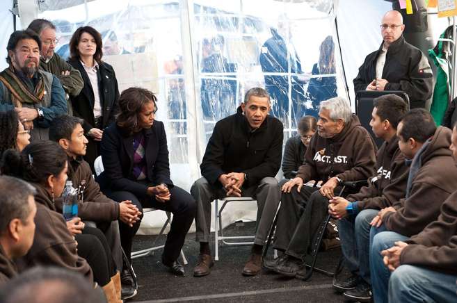 Obama, durante una visita a activistas en huelga de hambre que reclamaban la reforma migratoria en el Mall de Washington, el pasado noviembre