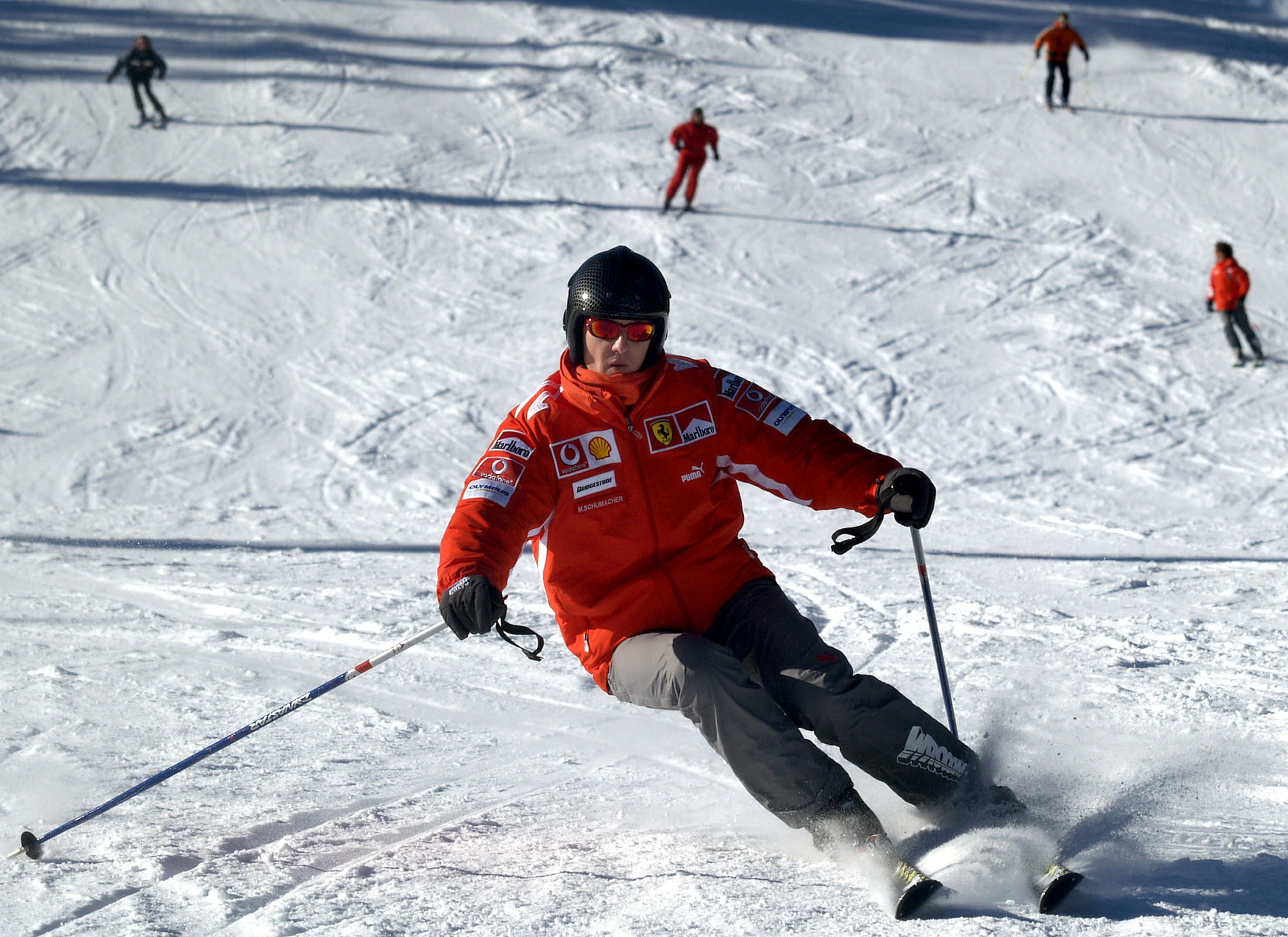 El pitolo aleman Michael Schumacher esquiando en Madonna di Campiglio, en Italia, donde generalmente se realiza la Copa del Mundo de Esquí Alpino.  