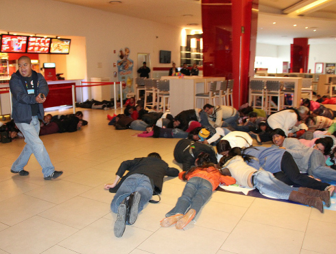 Simulacro de asalto en el Cinemex Santa Fe, organizado por la delegación Cuajimalpa.