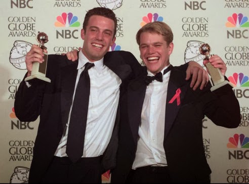 Ben Affleck y Matt Damon con su premio en 1998.