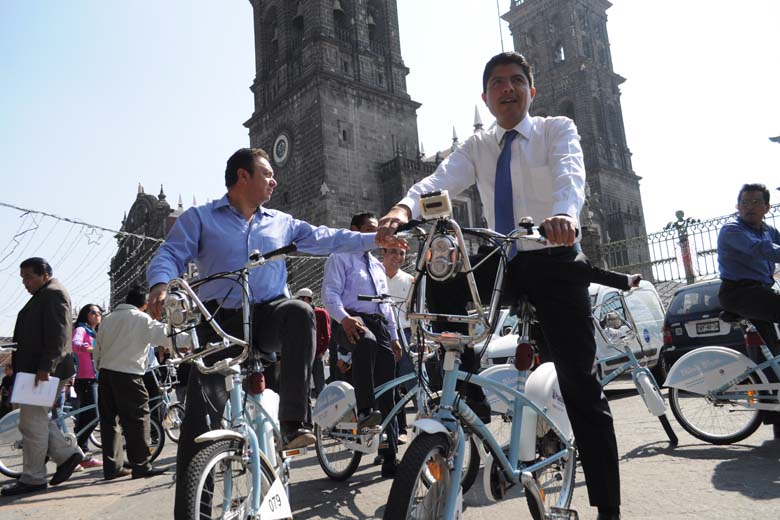 Eduardo Rivera usó el sistema SmartBike para trasladarse al lugar de la obra.
