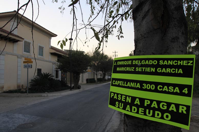 Una firma de cobranza pegó los mensajes en árboles y postes. 
