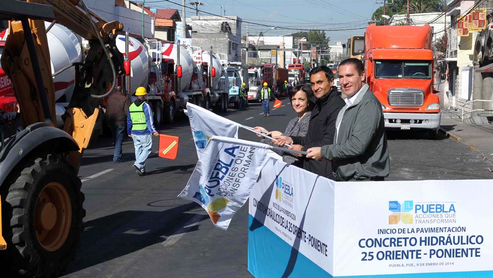 El gobernador inició la modernización con concreto hidráulico de la avenida 25 Poniente-Oriente.