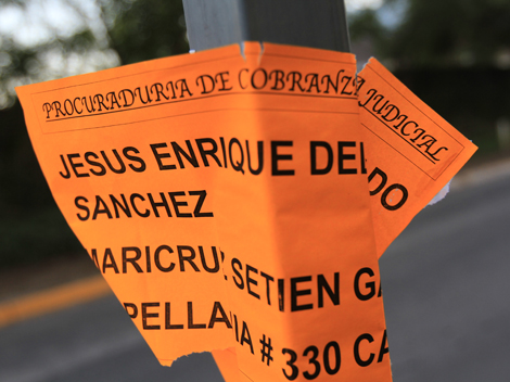Los papeles con nombres fueron colocados en postes y árboles. 