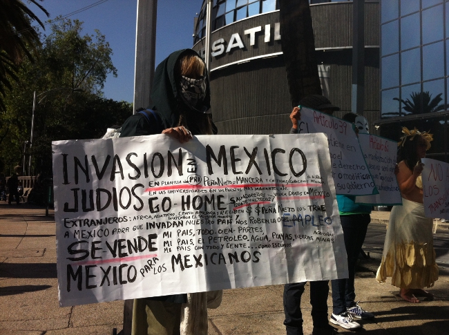 Manifestantes protestan frente a la Bolsa de Valores