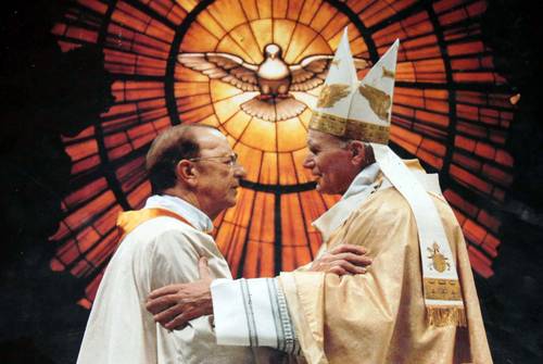 Marcial Maciel fundador de los legionarios de Cristo, junto a el Papa Juan Pablo II