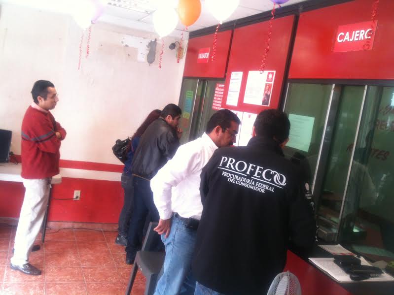 Personal de la dependencia procedió a colocar los sellos de clausura por detectar precios engañosos