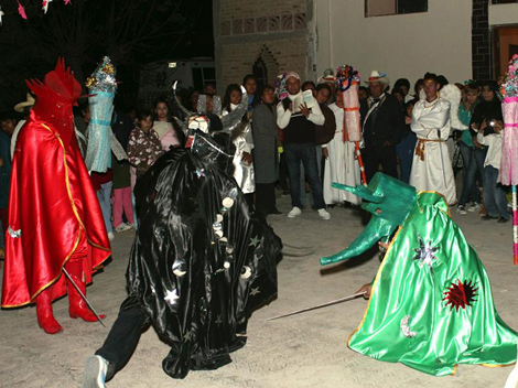 Después salieron y escenificaron la disputa entre el bien y el mal, representado al Arcángel San Miguel y a Luzbel.