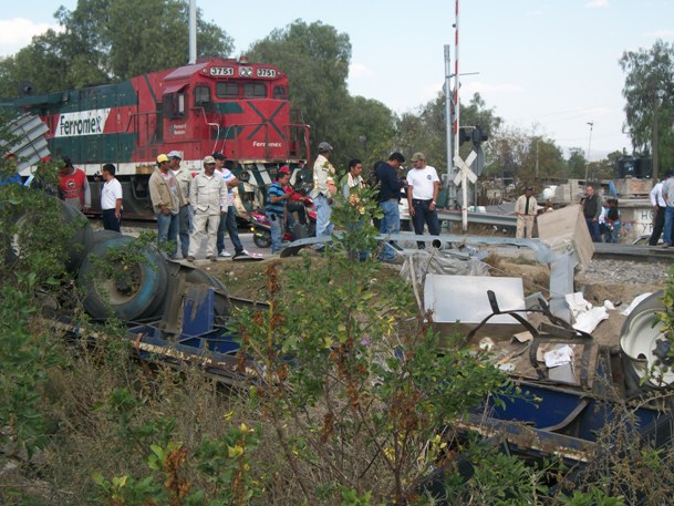Dos tráilers trataron de ganarle el paso el tren que pasa por Atitalaquia.