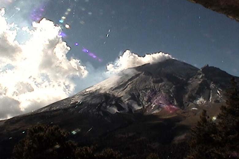 Un sismo e incandescencia registró el volcán en las últimas horas.