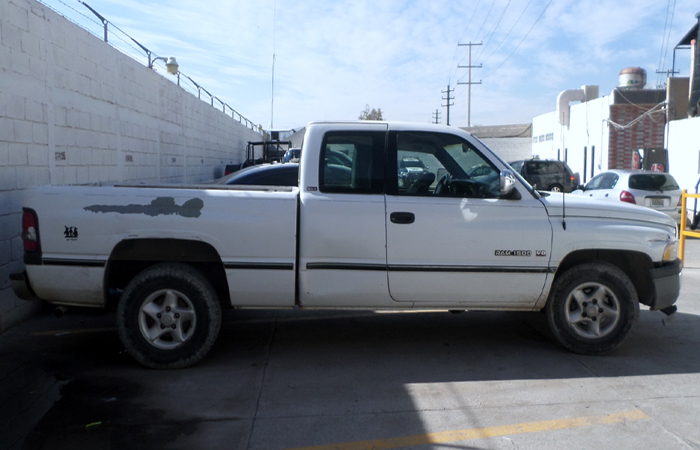 Camioneta en la que se trasladaban los cinco sujetos.