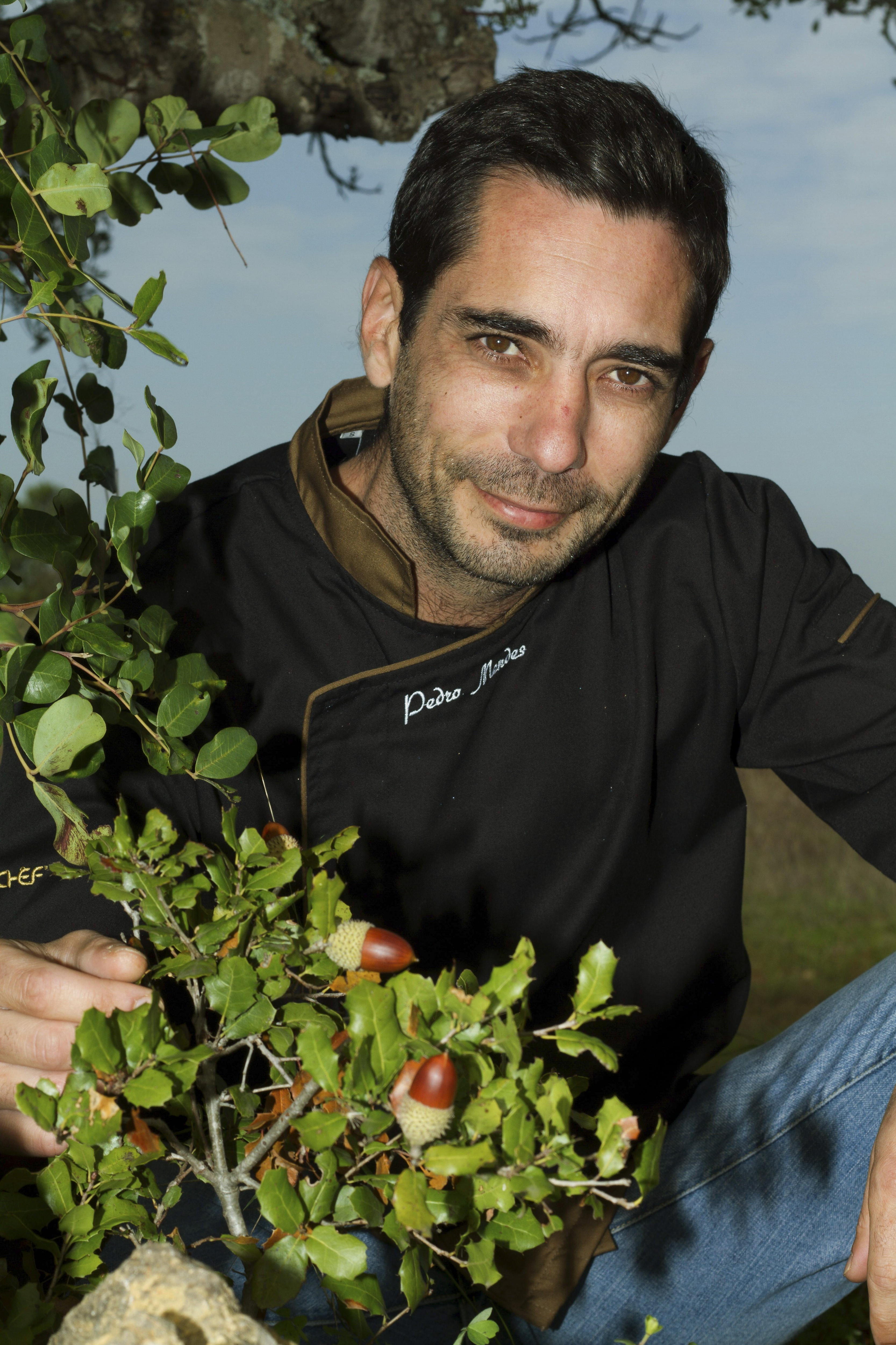 El chef publicó "El renacer de la bellota", libro en el que comparte unas 30 recetas.