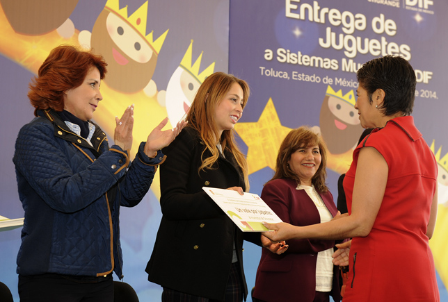 Durante la entrega de juguetes a los DIF municipales.