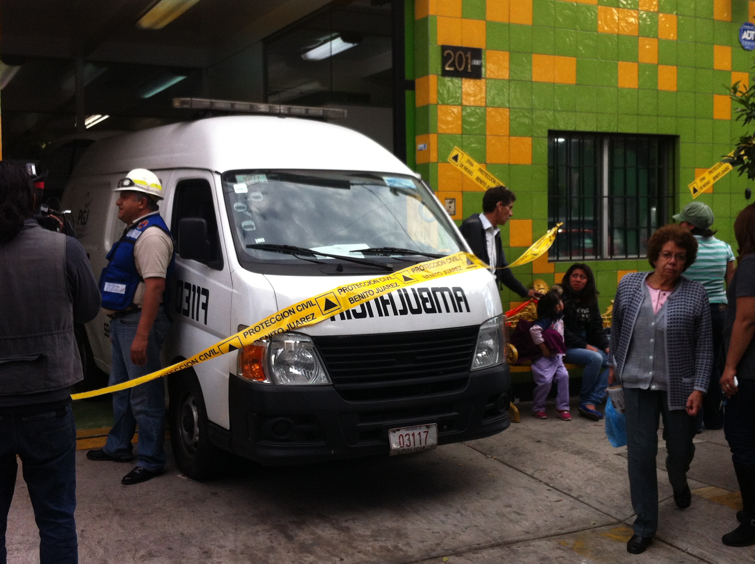 Elementos del cuerpo de bomberos y protección civil llegaron al lugar para rescatar el cuerpo