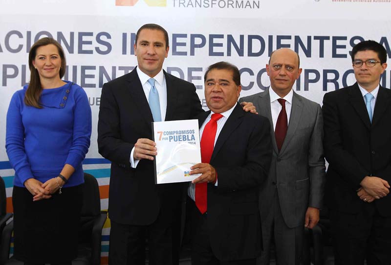 Entrega el gobernador informe de Compromisos Cumplidos en primeros tres años de gobierno.