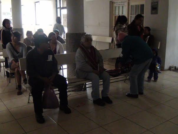 Pacientes son atendidos sin luz en el Centro de Salud de Nuevo Laredo.