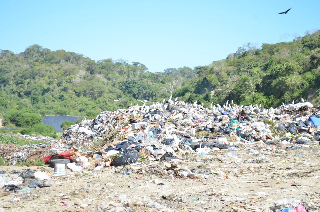 Tiradero de Puerto Vallarta en malas condiciones 