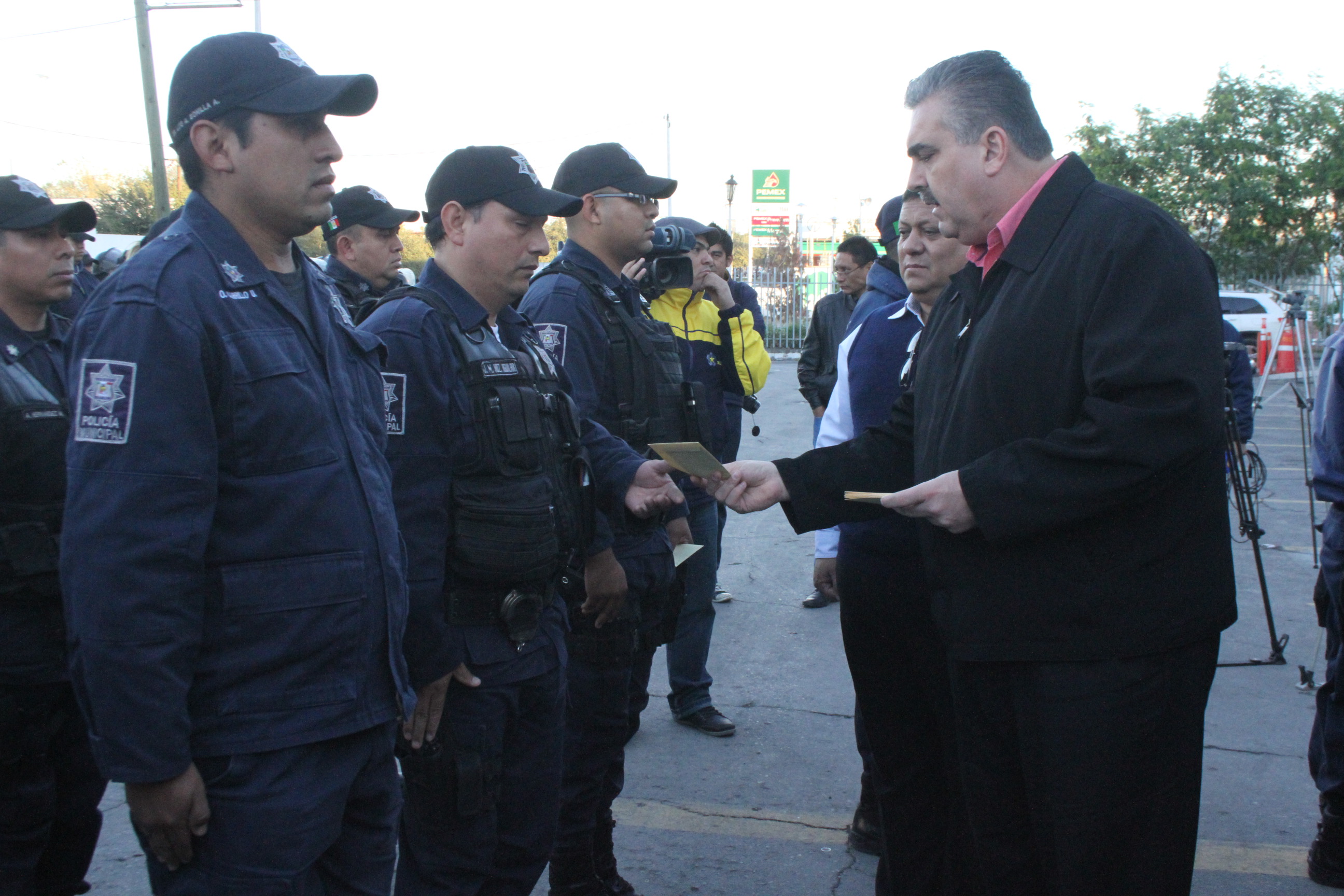 El alcalde César Garza entregó los reconocimientos a los oficiales destacados en el mes de diciembre. 