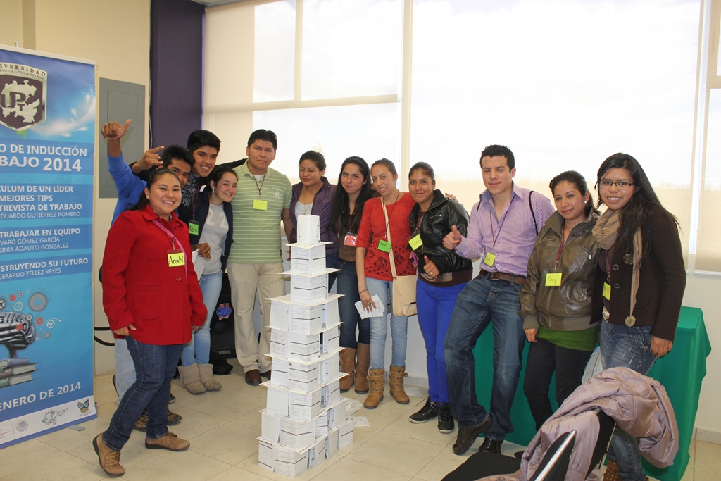 Estudiantes de la UPT en sus talleres de capacitación profesional.