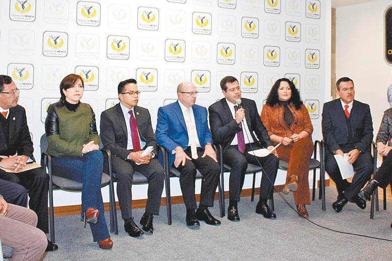 José Ramón Amieva Gálvez, titular de la Consejería Jurídica y de Servicios Legales, durante la conferencia de prensa.