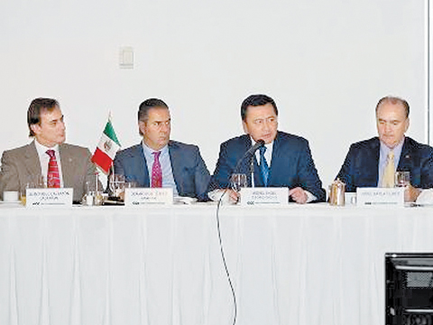 Juan Pablo Castañón, Gerardo Gutiérrez Candiani y Miguel Ángel Osorio en el encuentro de ayer. 