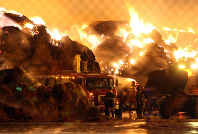 Los cuerpos de bomberos se apoyan mutuamente.