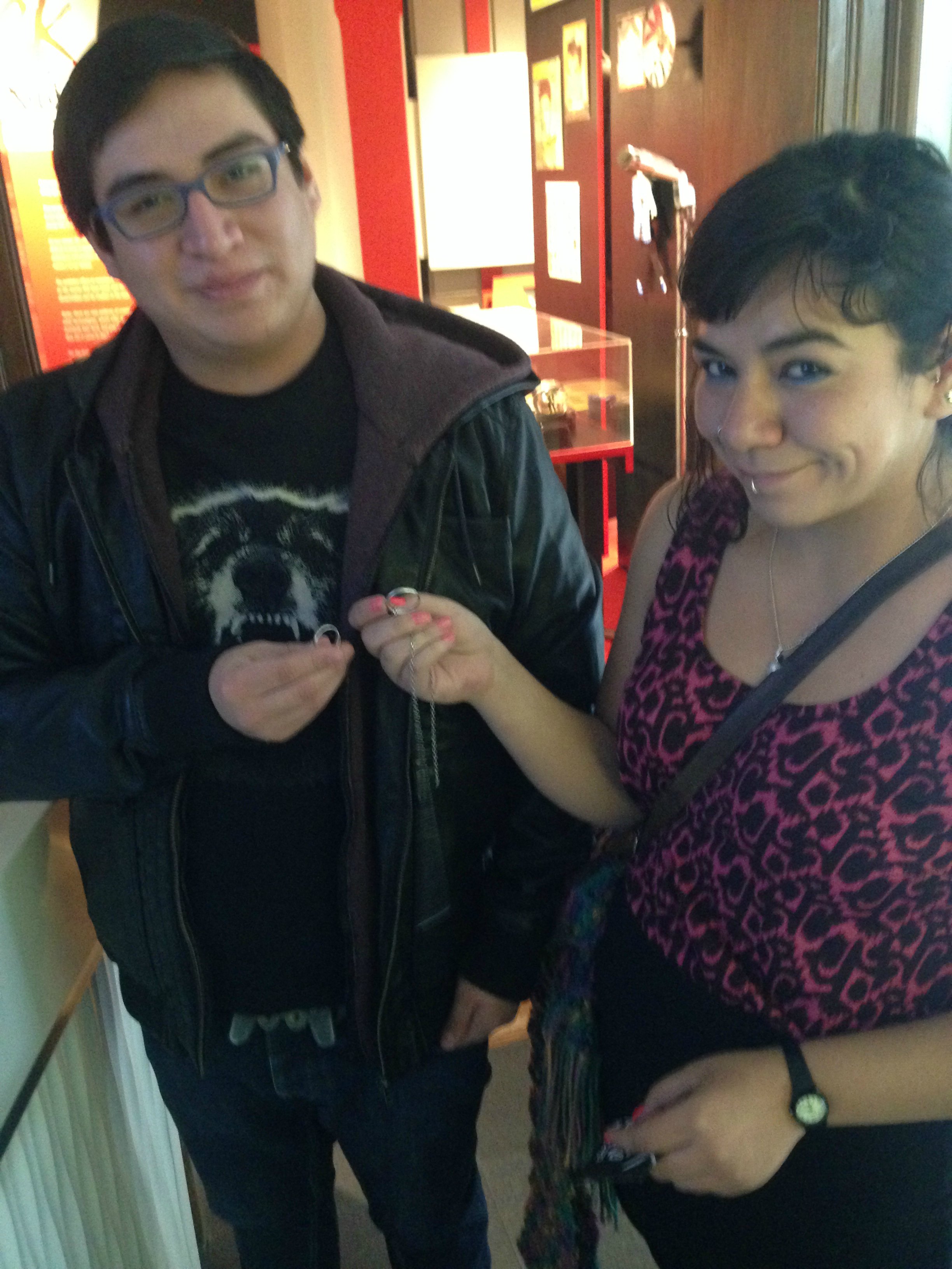 Los ex novios decidieron recorrer el museo luego de realizar la donación.