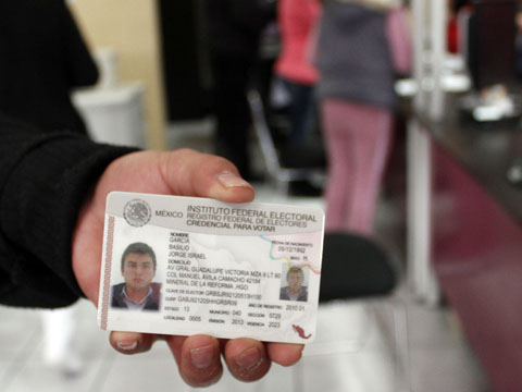 Muestra de una de las nuevas credenciales que emite el organismo electoral del país.