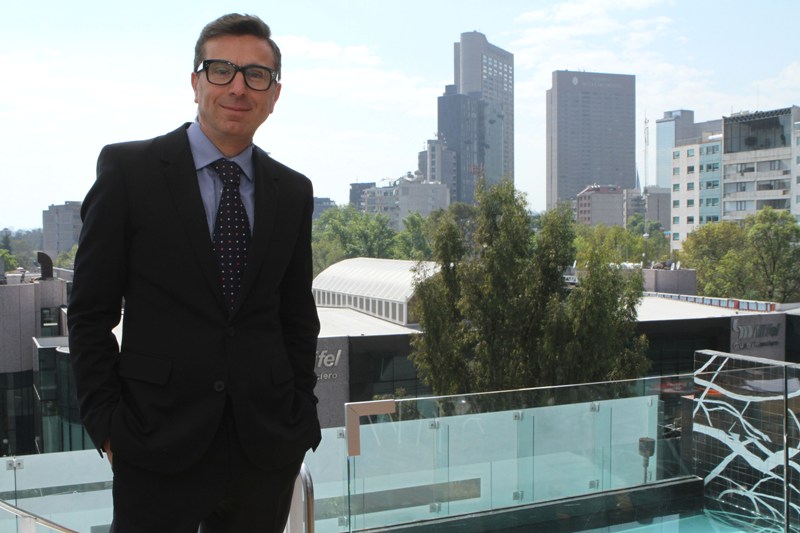 Rafael Micha posa con una espectacular vista desde el hotel Habita en Polanco