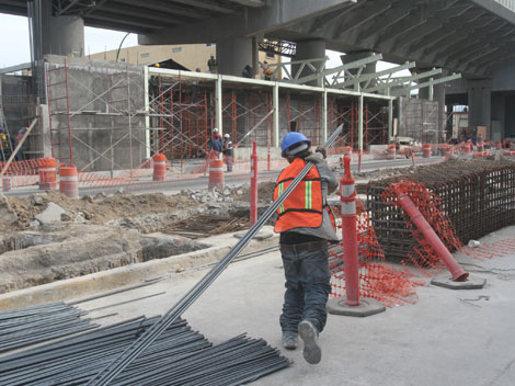 Un trabajador avanza en las tareas de construcción.