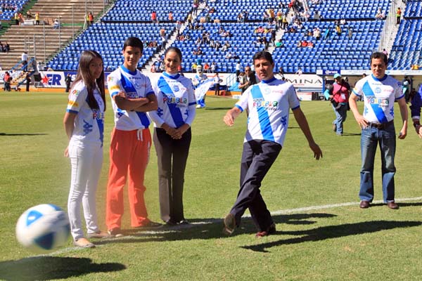 El edil Eduardo Rivera en la cancha del estadio Cuauhtémoc.