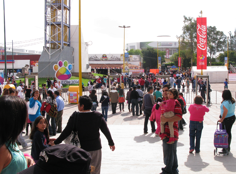 La gente asiste a disfrutar de las diferentes atracciones que ofrece esta edición de la Feria de León 2014.
